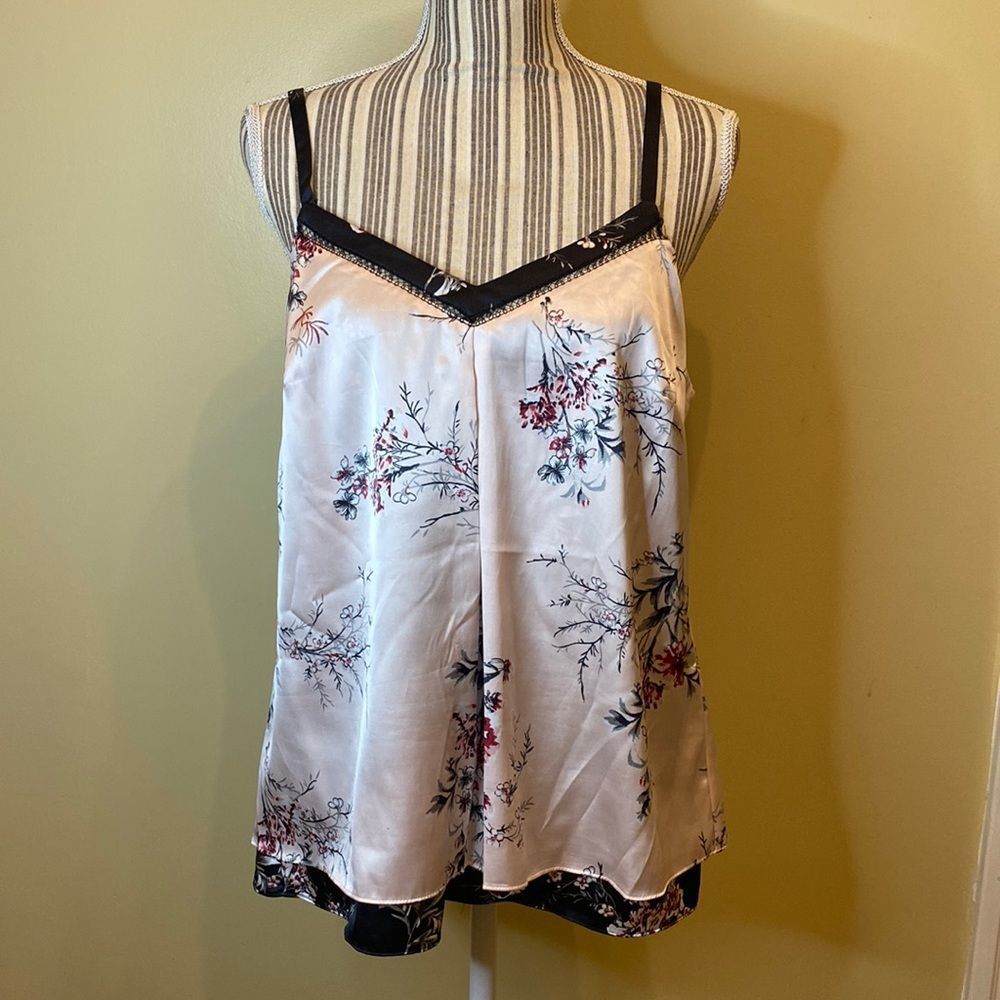 White House Black Market. MEDIUM. Floral Tank